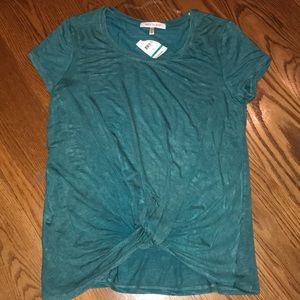 Belle du jour NWT Large twist front tee